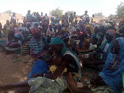 Femmes lors de la sensibilisation sur les VBG et l'hépatite B