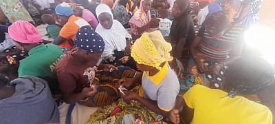 Séance de la formation des femmes PDI/Hôtes en perlage