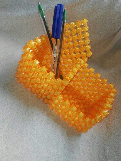 Un porte stylo en perle produit par les femmes