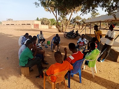 Thé-débat avec les jeunes du secteur 4