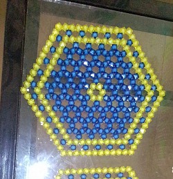 Nappes de table en perle produites par les femmes PDI et hôtes